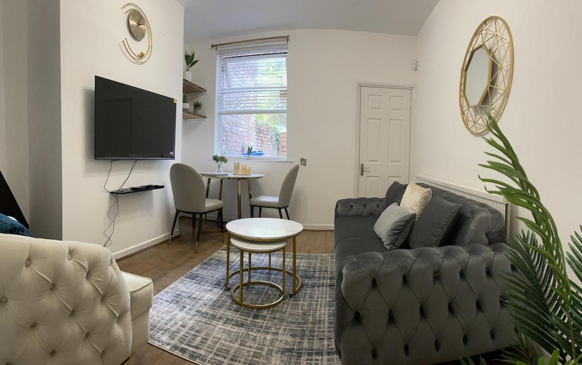 Holiday home Workers - Free Parking Manchester