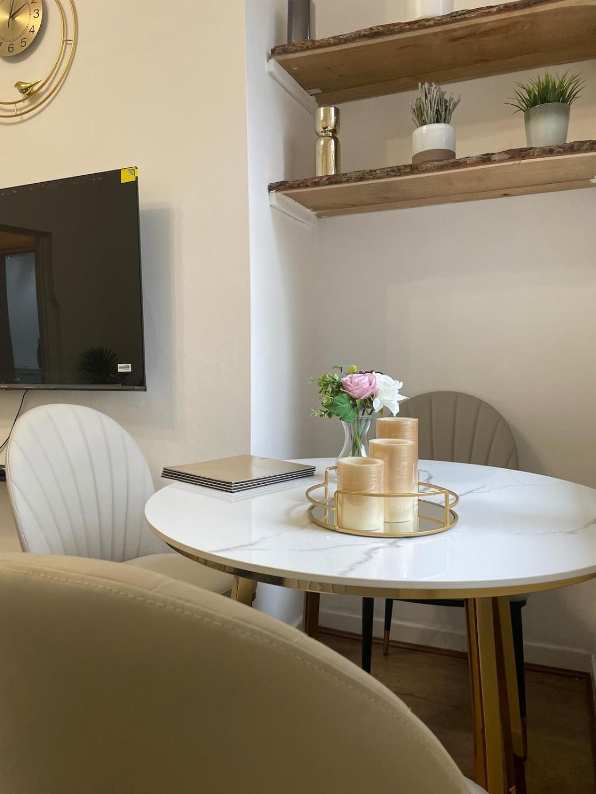 Holiday home Workers - Free Parking Manchester